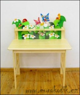 dětský stůl s poličkou a dekorací